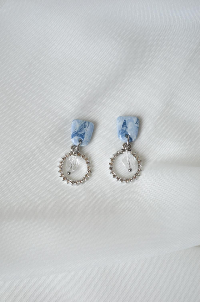 Blue Lagoon Kolekcija - Viseči modri uhani s obročem iz cirkonije in perlico