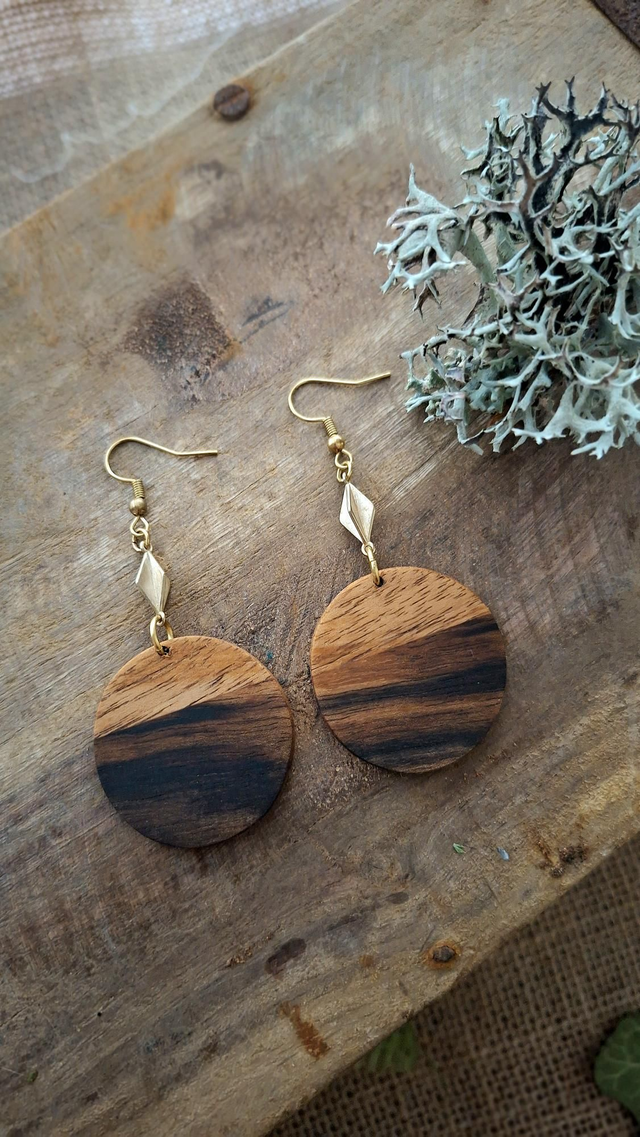 Holzohrringe mit einzigartiger Maserung