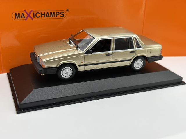 Minichamps '86 Volvo 740 GL Limousine in Goldmetallic