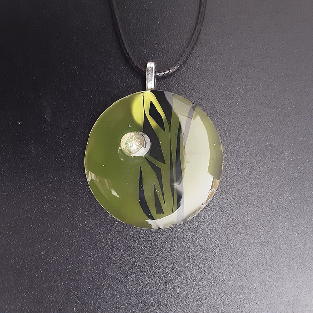 Pendentif rond collection Elégance fond vert mousse translucide avec incrustation noire et cabochon vert translucide