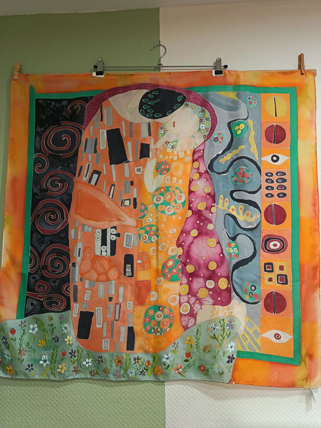 Carré de soie "Le baiser de Gustave Klimt" tons orangés peint à la main