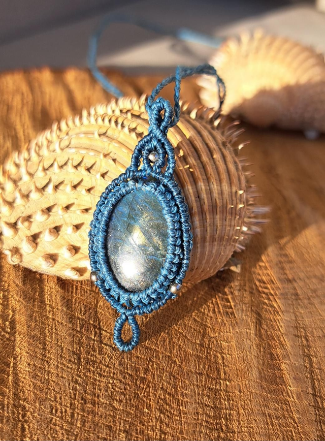 Pendentif micro-macramé labradorite bleue 