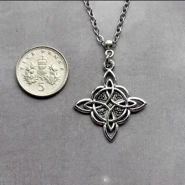Patterned Witch's Knot Necklace