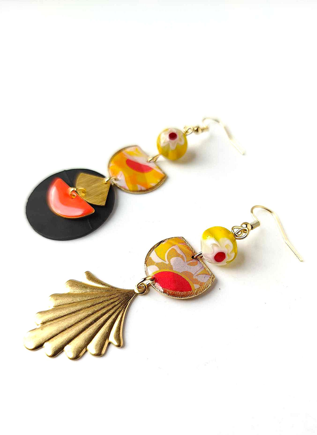 Boucles d&#039;oreilles Asymétriques Upcyclées en Chambre à Air et Papier Recyclés &amp; Verre de Murano - Acidulées