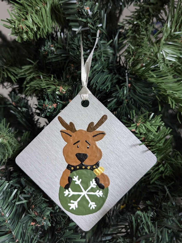 Cerf et sa boule de Noël 2024