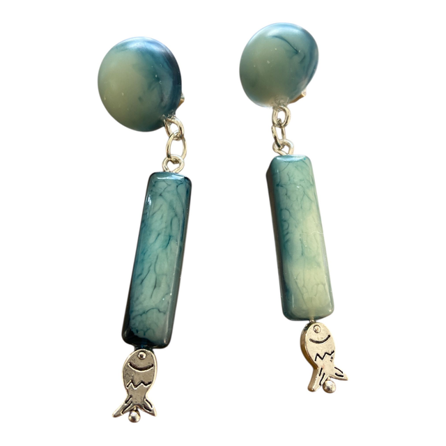 Boucle d&#039;oreilles en résine et perle poisson 