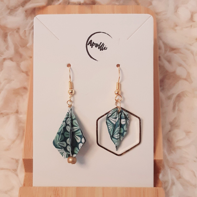 LES DIFFÉRENTES – boucles d&#039;oreilles asymétriques en origami