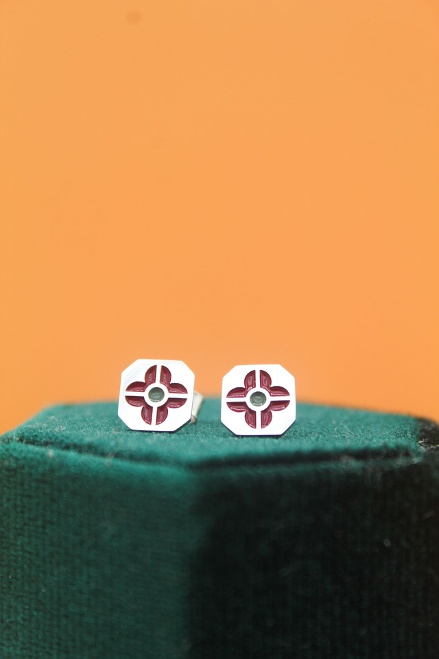 Boucles d'oreille puces émaillées fleur | Bordeaux & vert olive