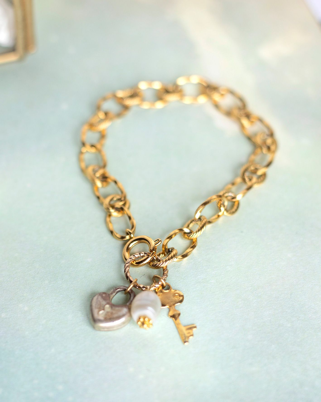 Bracelet grosses mailles en acier doré et breloques