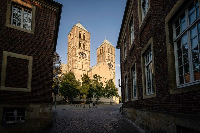 Domtürme am Ende der Gasse