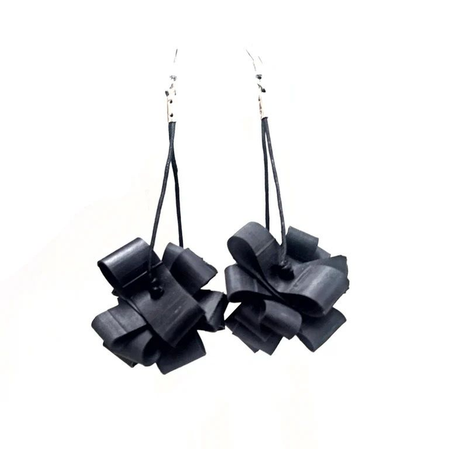 CONTRAST EARRINGS