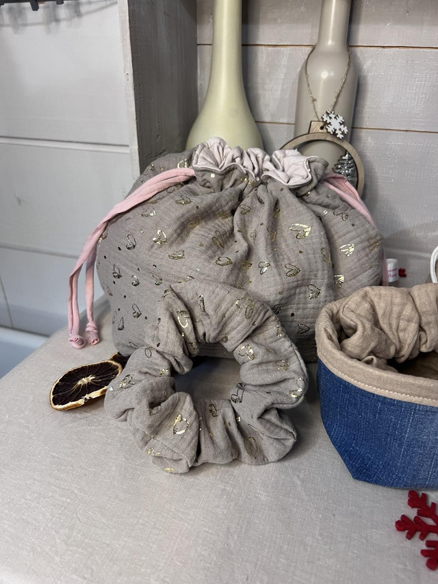 Pack pochon de voyage coton double gaze taupe à coeurs dorés et son chouchou