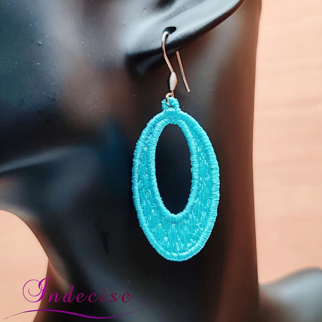 Boucles d'oreilles bleu ciel, broderie en machine - Créations issues de l'artisanat français par Indecise