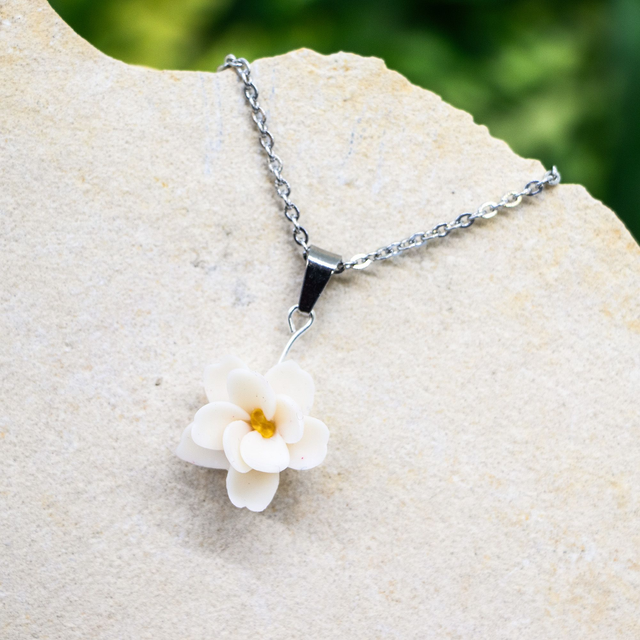 Frühlingshafte Kirschblüten-Ohrringe, Ohrstecker oder Halskette mit gefüllter Kirschblüte aus Polymerton, weiß, allergikerfreundlich und nickelfrei