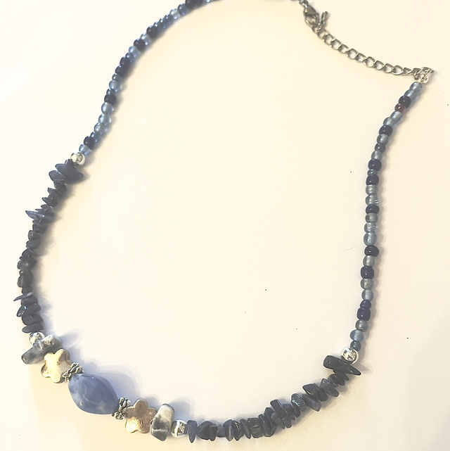 C10 - Collier perles en verre et sodalite 