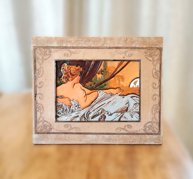 L'aube de Mucha-cuir repoussé encadré 