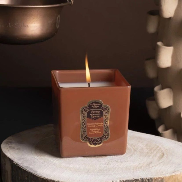 Geurkaars Vierkant/Bougie Parfumée Carrée - 200g - Orient ( Ambre Musk Santal)
