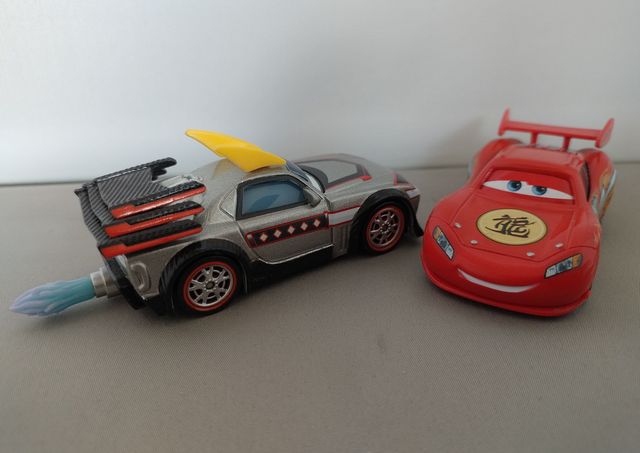 Disney Pixar Cars TOON - Kabuto w/ flame & Dragon Lightning McQueen
