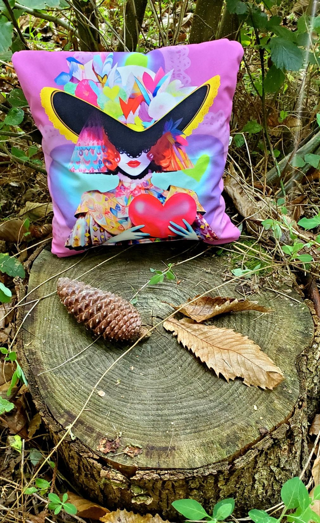Coussin décoration femme chapeau et coeur