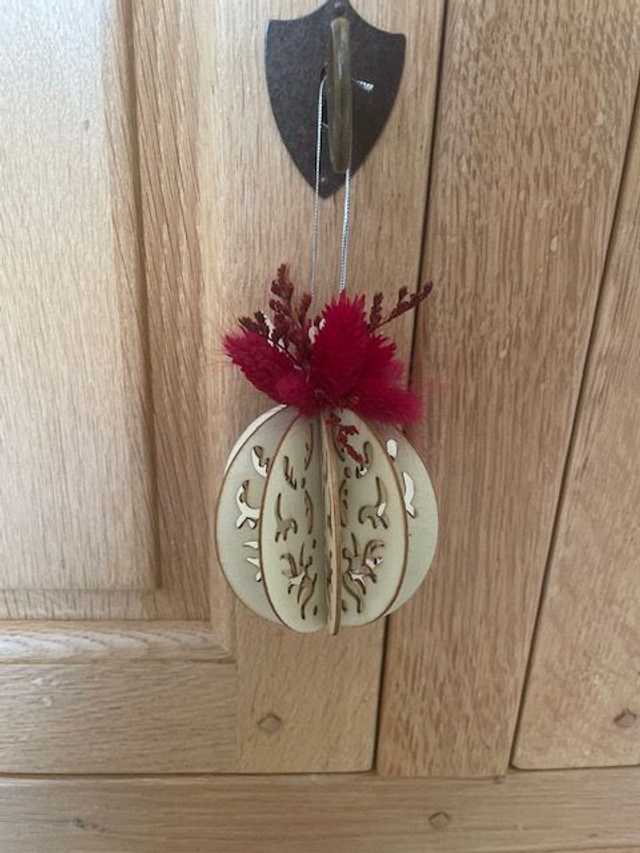 Les Éclats Bohèmes – Suspensions de Noël en Bois &amp; Fleurs Séchées