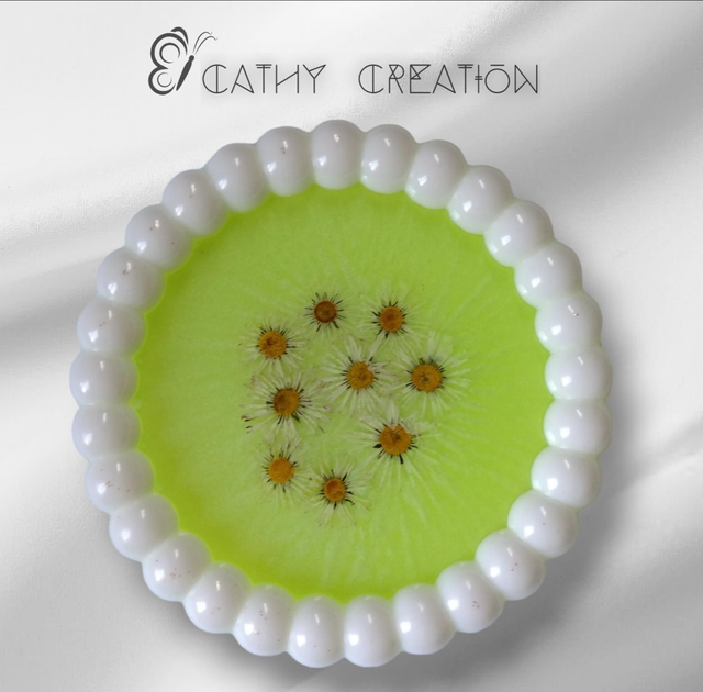 Vide poche blanc et jaune avec inclusion de fleurs 