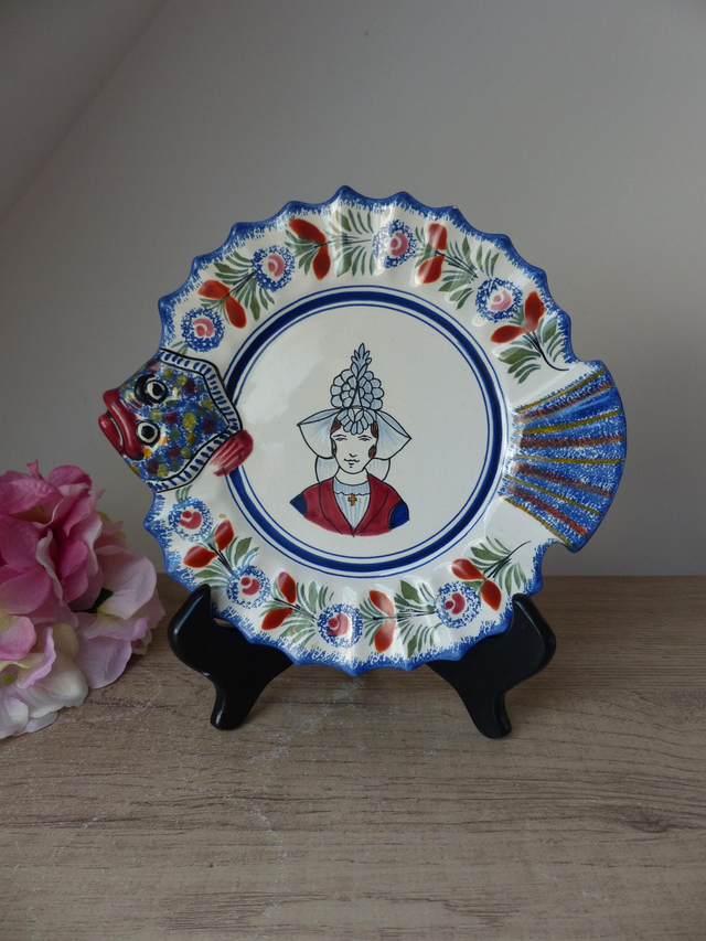 Assiette en forme de poisson décor bretonne, Assiette zoomorphe poisson peint à la main avec support, assiette décoration maison à la mer