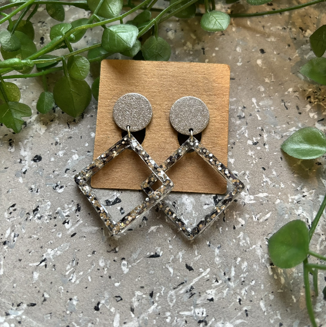 Boucles d’oreilles résine argentées à paillettes 