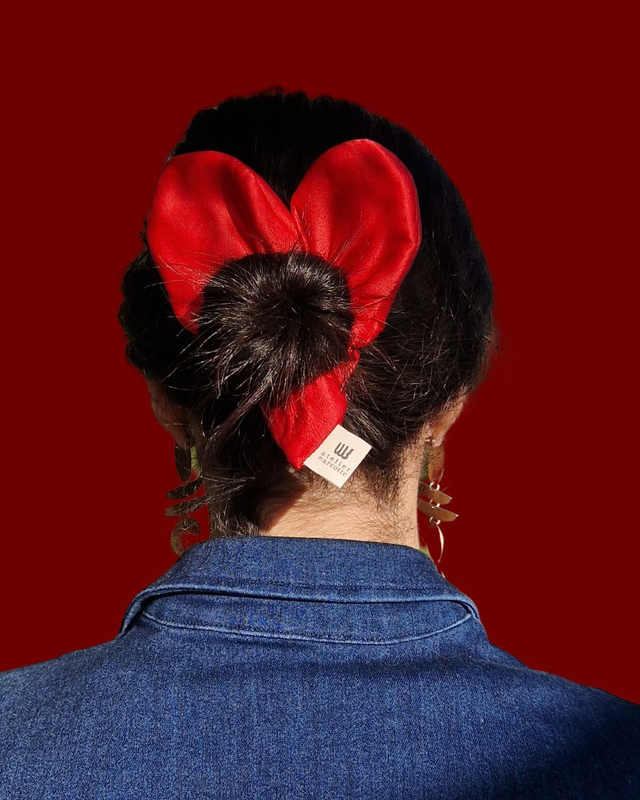 Scrunchie cœur XXL satin rouge - 99% upcyclé, 100% audacieux