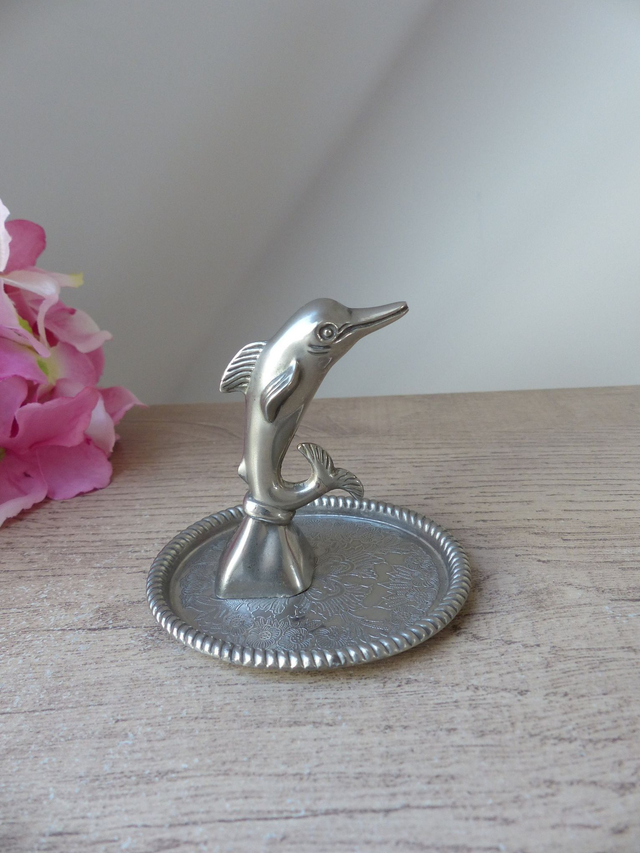 Vintage porte bagues sur plateau, rangement bijoux, dauphin poisson métal argenté,  idée déco ambiance mer océan pour chambre, salle de bain