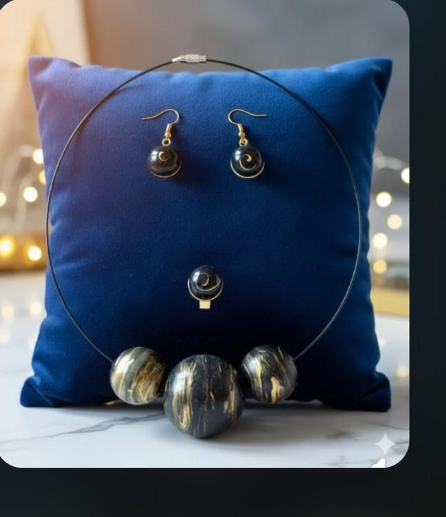 Colliers en bois vernis , sa bague &amp;ses boucles d'oreilles