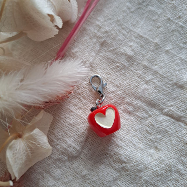 Charm pomme avec le dessin d'un coeur croqué