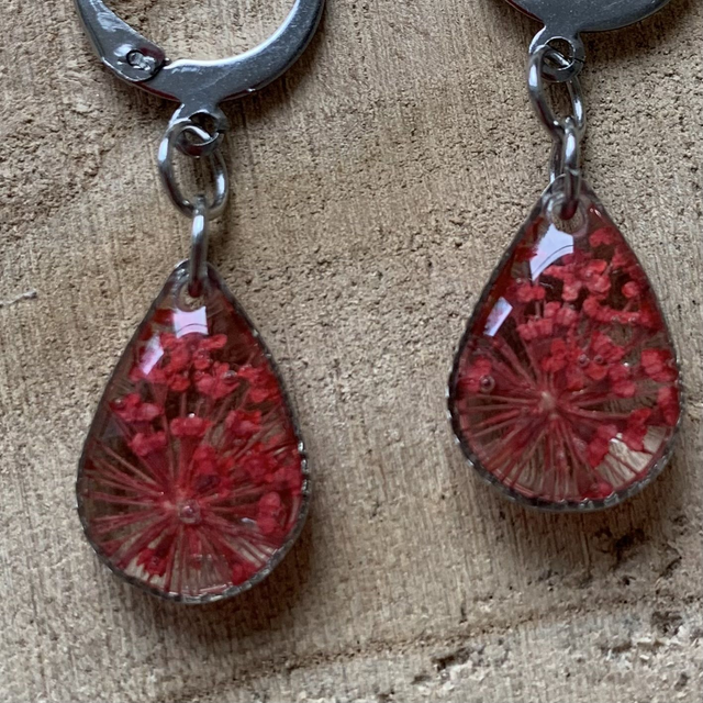 Rouges : boucles d'oreilles dormeuses (argentées)