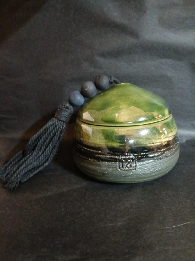 Boite à merveilles, en grès  email vert et engobe noir