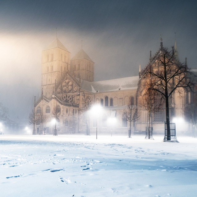 Dom im Winternebel