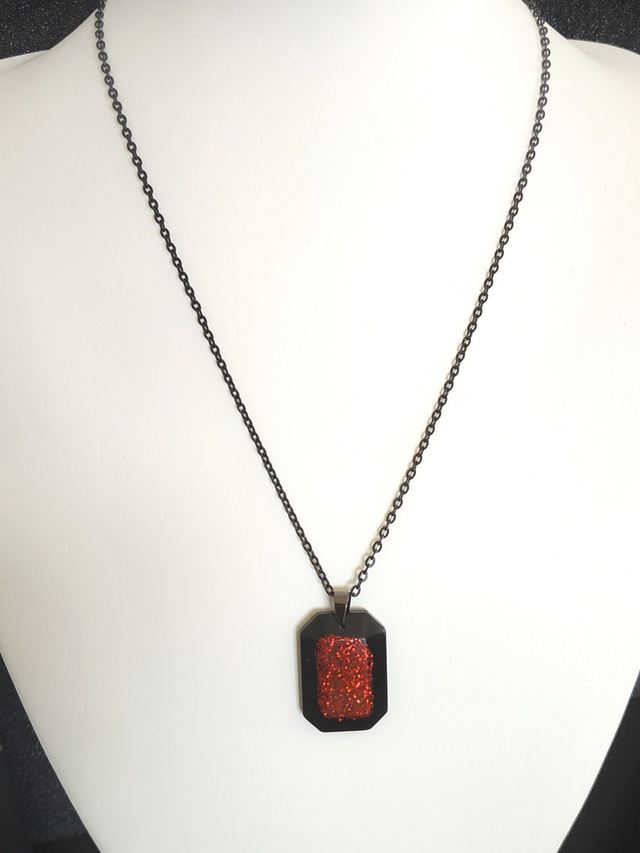 Collier noir structuré rouge pailleté