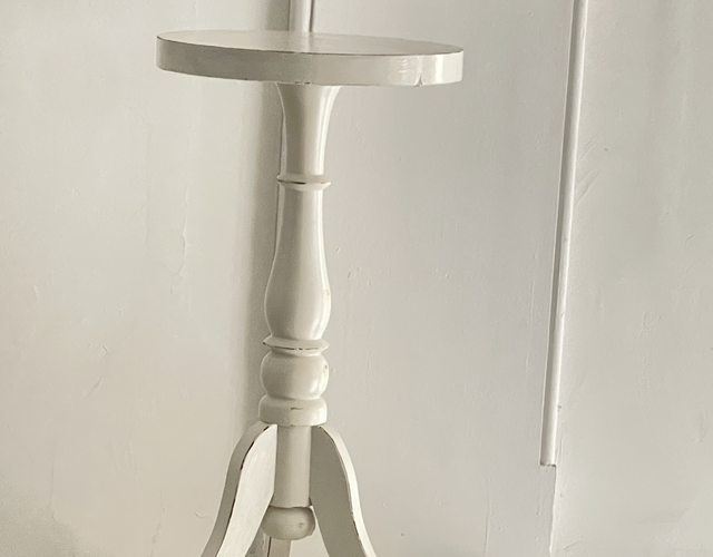 Weißer, runder Beistelltisch aus Holz