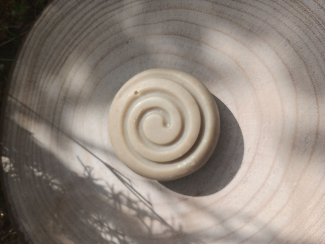 Shampoing-soin : shampoing solide à la poudre de guimauve et au rassal