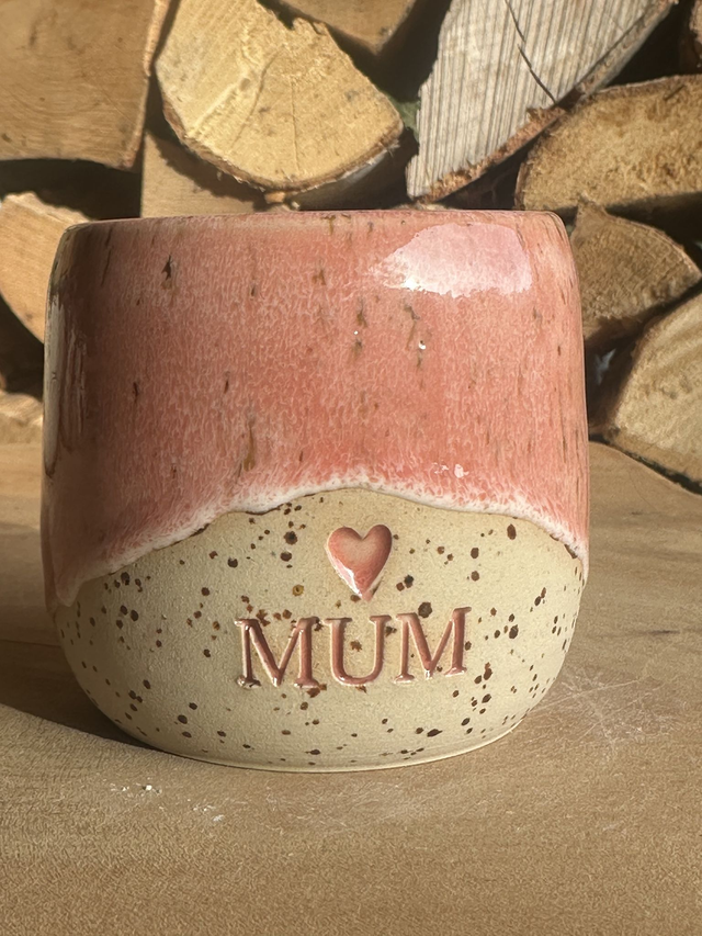 Keramikbecher „MUM“ mit Herz – handgemacht & liebevoll 210 ml