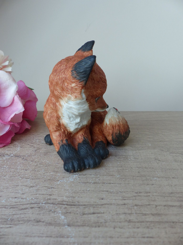 Figurine Renard roux en porcelaine avec coccinelle, Outfoxed par Deborah Bell Jarrett, 1985 Franklin Mint, renard bébé animaux