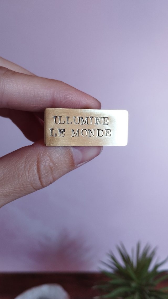 Pin&#039;s &quot;Illumine le monde&quot;