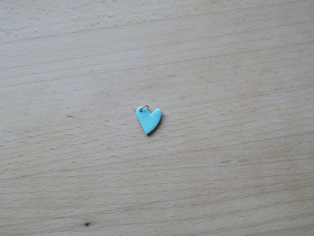 Charm cœur bleu mousse