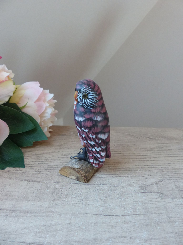 Petite chouette vintage sculptée en bois – Peinte à la main, yeux en verre, socle en écorce naturelle – Décoration campagne et porte-bonheur