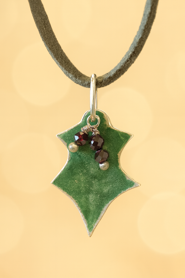 Winter&#039;s Embrace: Silver Holly Leaf Pendant