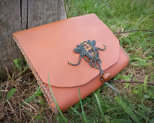 Pochette en cuir camel ~ Œil de Tigre
