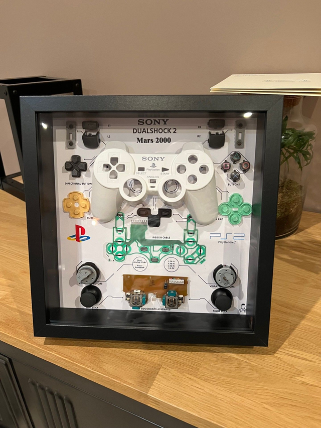 Cadre 3D Diorama shadowbox manette PlayStation 2 blanche
