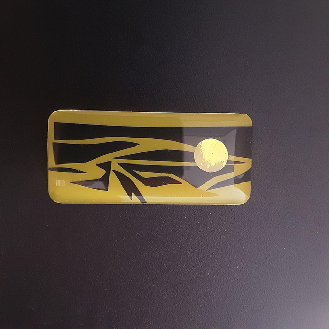 Broche rectangle collection vitrail fond vert olive et décor noir avec pastille irisée verte