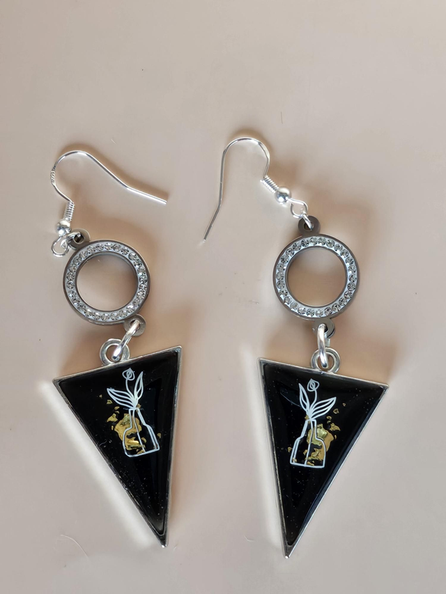 Boucles d&#039;oreilles en résine - Triangles noirs et argentés 