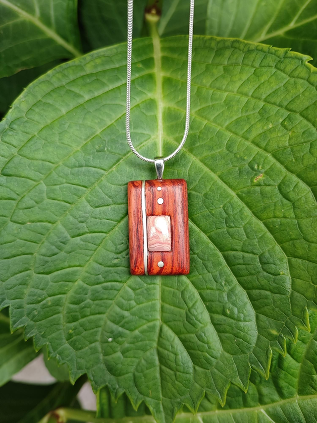 Pendentif en Bois de Rose, Rhodoscrosite et Argent