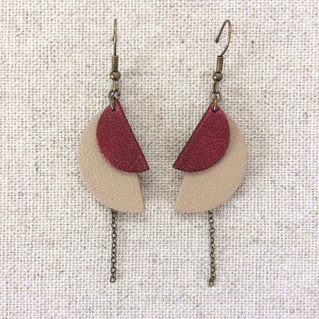 Boucles d’oreilles « Clé de sol » bronze, cuir beige et bordeaux pailleté 