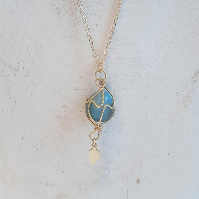 Collier doré  pierre bleue et plume 